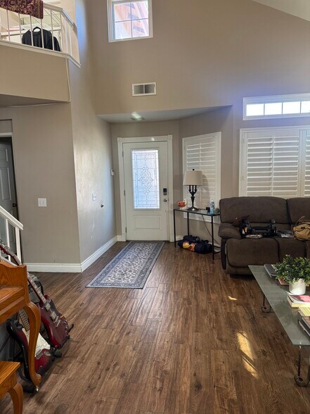 Building Photo - 10966 Larkspur Way