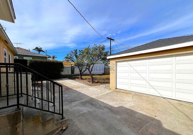 Building Photo - 1382 W 26th Pl
