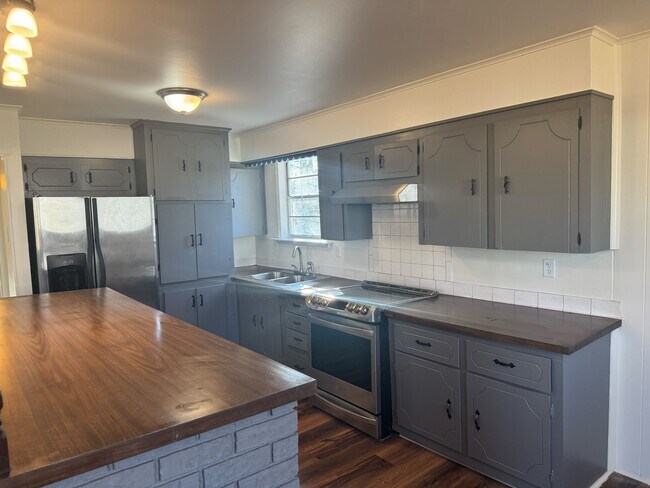 Building Photo - 6119 Jeanne Dr