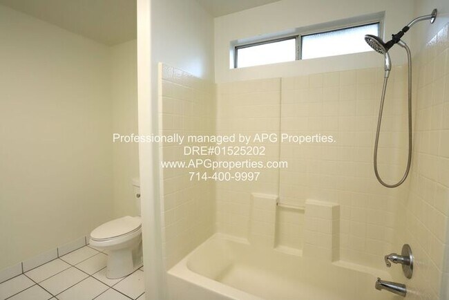 Building Photo - Newly renovated 3 bedroom / 2 bathroom hou...