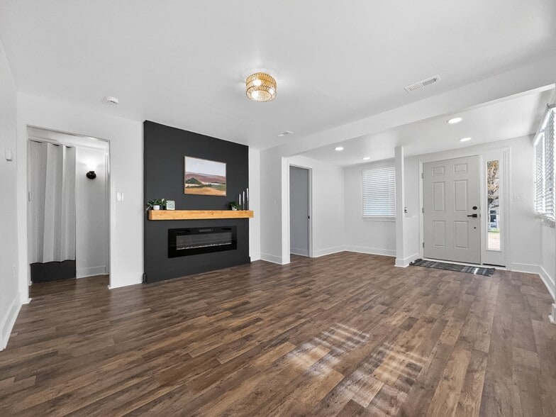 Building Photo - 13 Blinker Ct