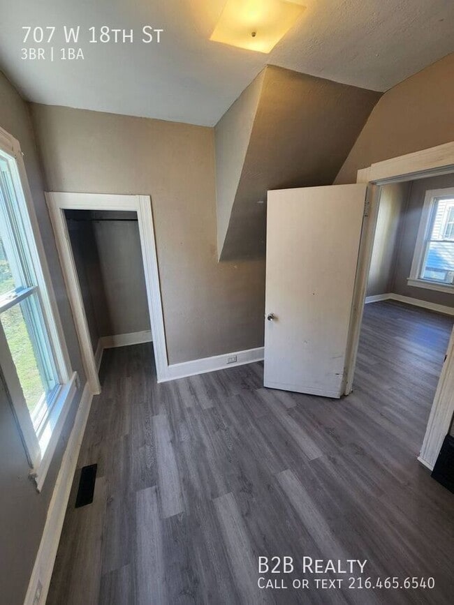 Building Photo - 707 W 18th St