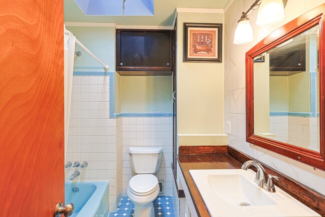 Building Photo - 2421 Vista St