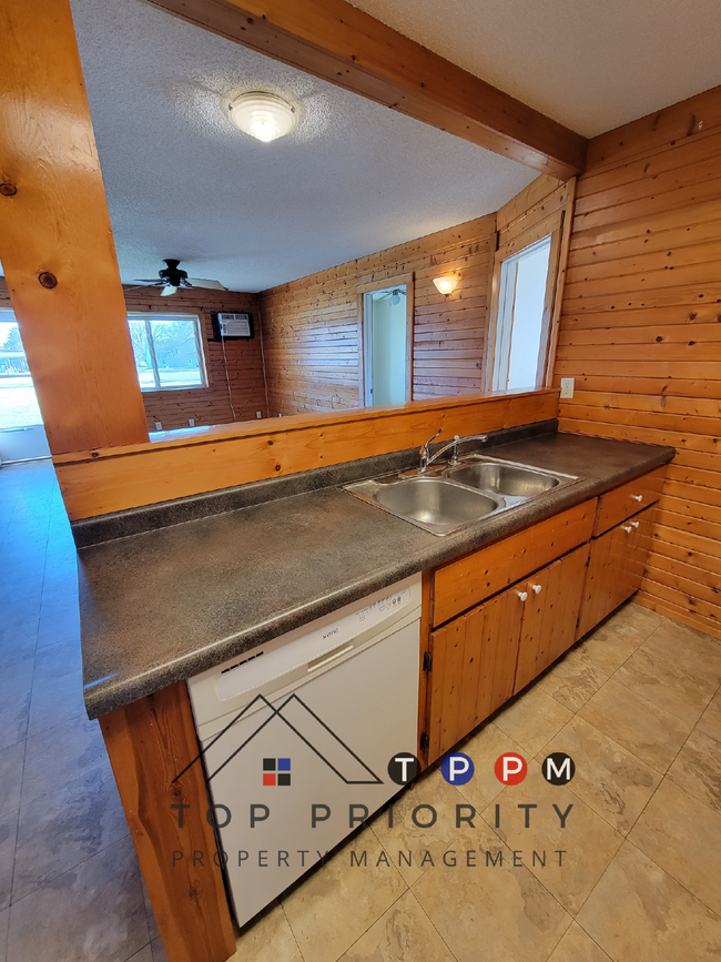 Building Photo - 3 Bedroom | 1 Bathroom Unit in Brandon Ava...