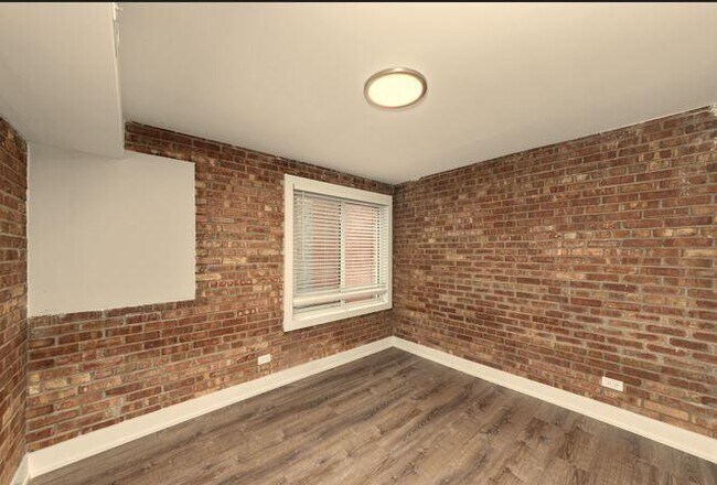 Building Photo - 2 bedroom in Chicago IL 60610