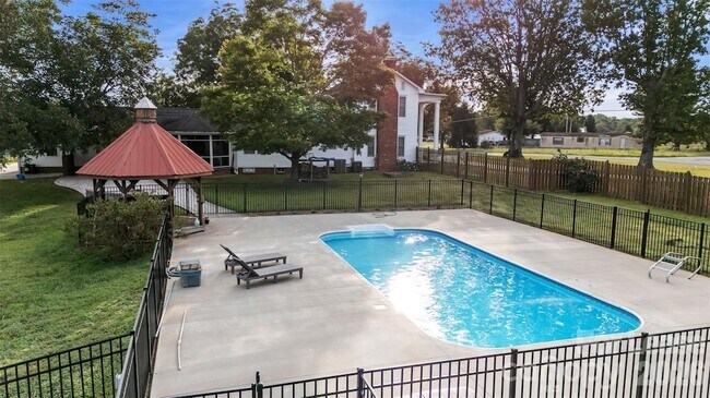 Building Photo - 462 Mock Mill Rd