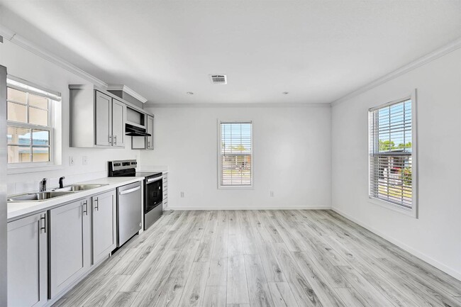 Building Photo - 2410 Skyview St