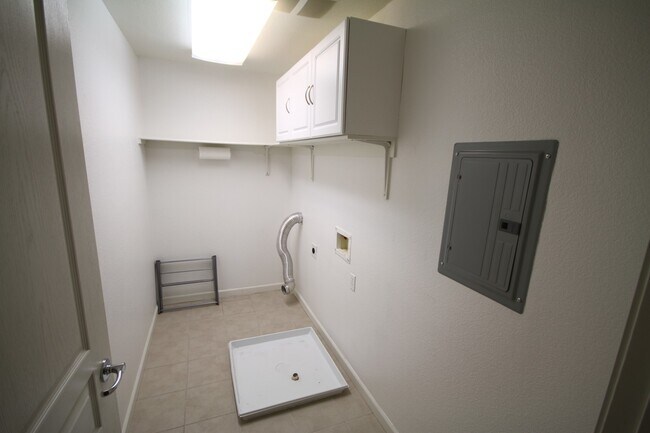 Building Photo - 3 Bed| 2 Bath | 1526 SF | Private 2 Car Garage | Condominium