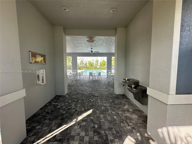 Building Photo - 402 SE Crossoak Ln