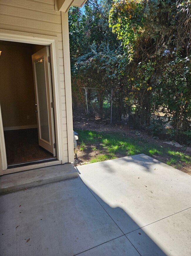 Building Photo - 3/2.5 in Boise-2 Car Garage, Fireplace, Vaulted Ceilings, Landscaping Included.