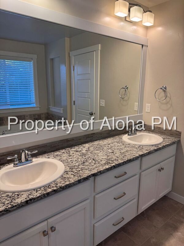 Building Photo - 817 E Ionia Dr