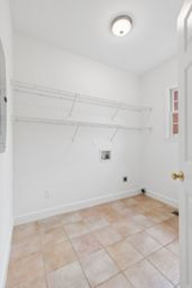 Building Photo - Beautiful Brentwood Home with Inground Pool on Quiet Cul-de-Sac