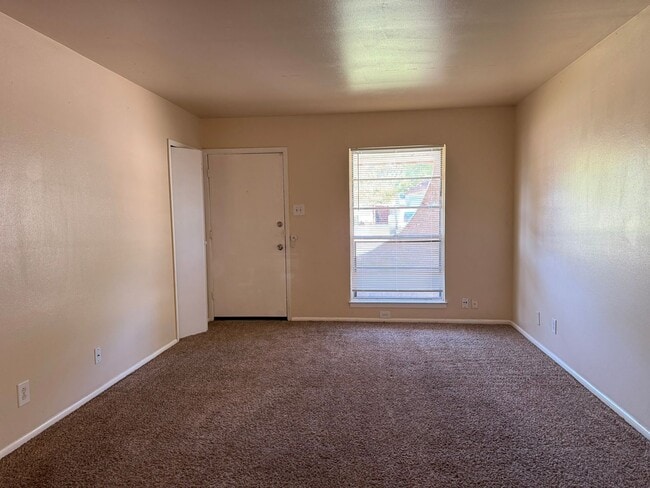 Building Photo - 225 Meadow Ln