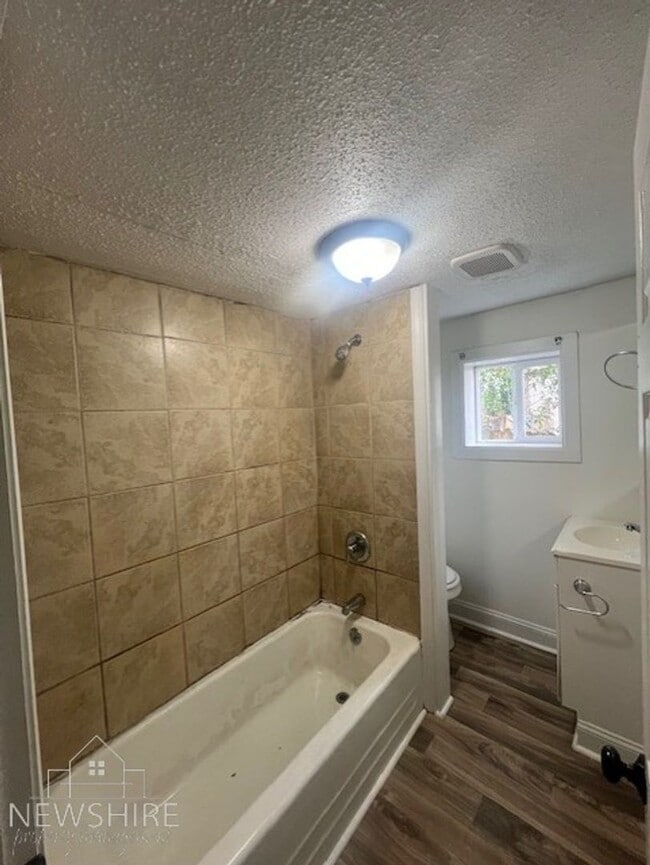 Building Photo - Charming 2BR Home with Large Front Porch & Spacious Kitchen