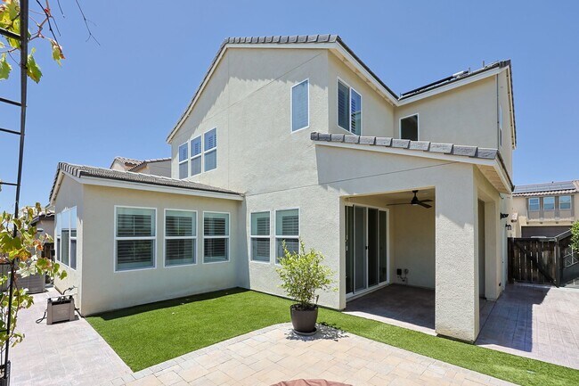 Building Photo - Gorgeous 4 Bedroom and 3 Bath Home in Chula vista/Otay Ranch Area