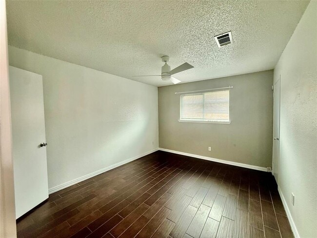 Building Photo - 8818 Fern Valley Dr