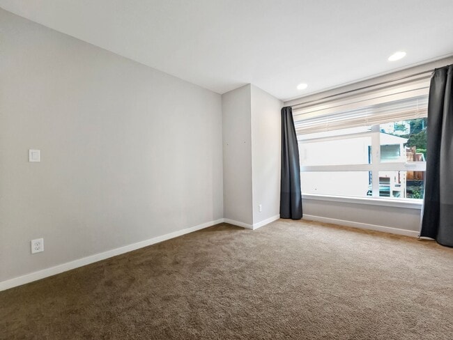 Building Photo - 3-Story Townhouse | 3 Bed, 3.5 Bath | Central Heating | Hardwood Floors | Carpeted Bedrooms | Off...