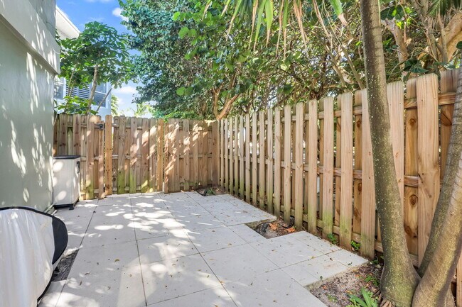 Building Photo - 320 S Ocean Blvd