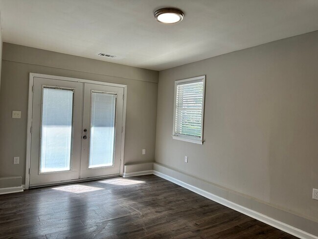 Building Photo - Charming 3 Bed 1 Bath minutes from Downtow...