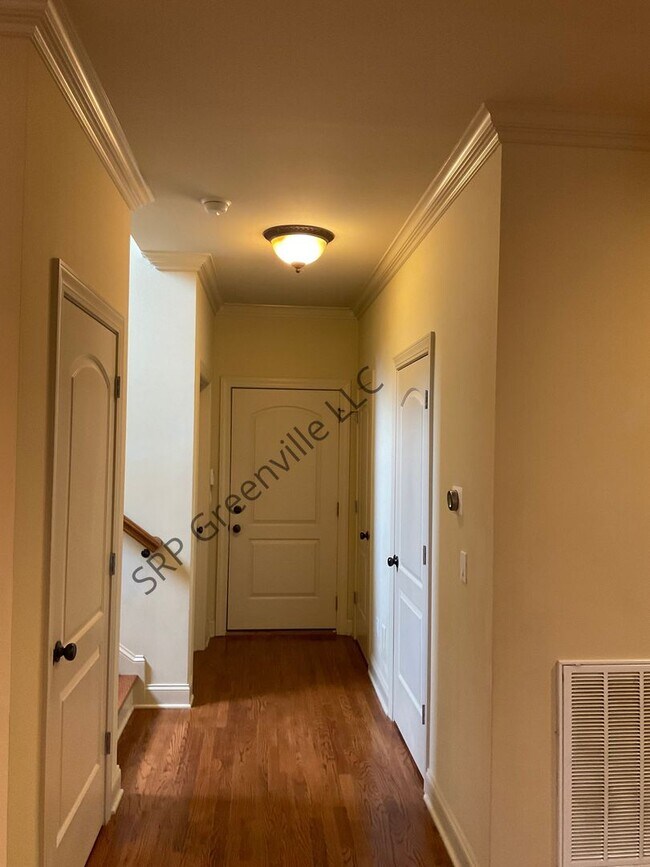 Building Photo - Four Bedroom Brick House for Rent!