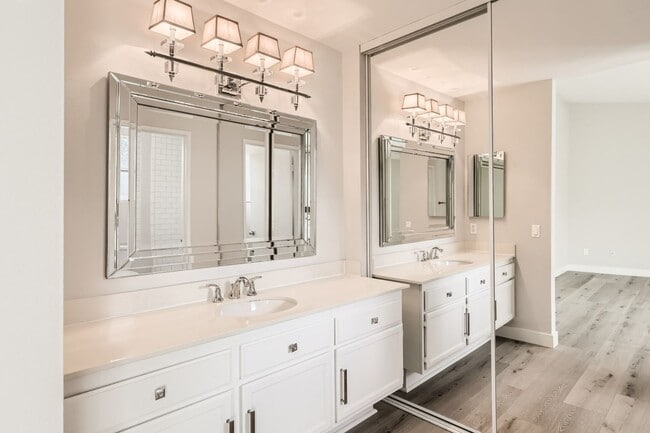 Building Photo - Beautifully Remodeled Townhome in the Cambria Community – Del Mar Heights