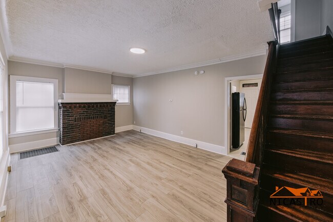Building Photo - 2070 Indianola Ave