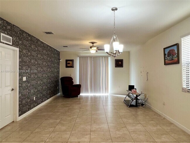 Building Photo - 422 SE 34th Terrace