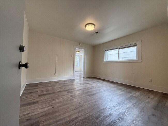 Building Photo - Updated 1BR Apt available now!