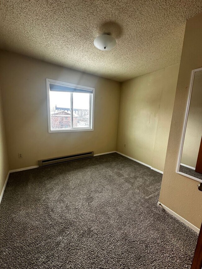 Building Photo - 4 Bedroom Condo near campus