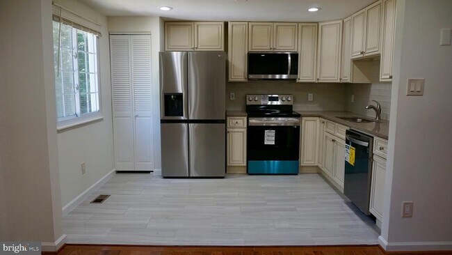 Building Photo - 8179 Curving Creek Ct