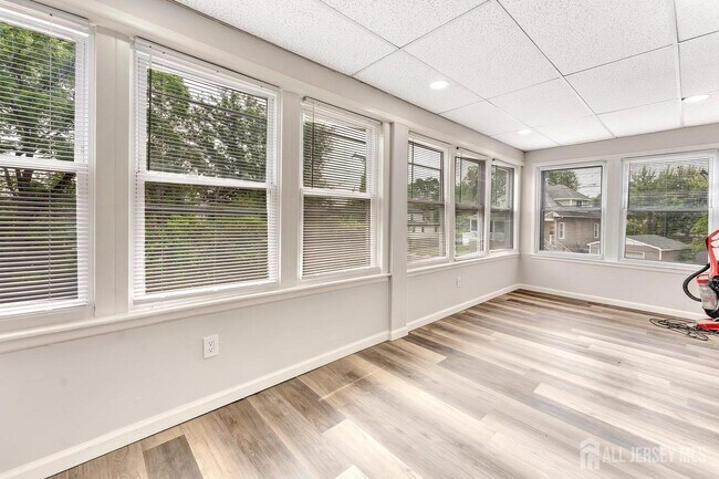 Building Photo - 601 Ridgeway Ave