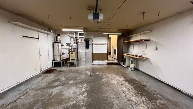 Building Photo - A spacious and well maintained (3) bed, (2.5) bath home between Campbell and Birch Lake.