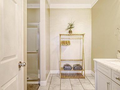 Building Photo - 106 W Arctic Ave