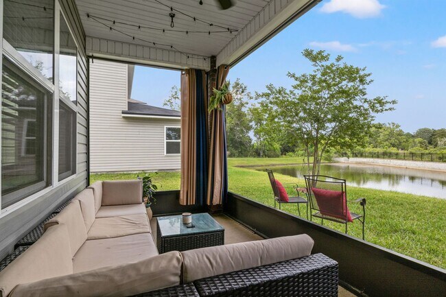 Building Photo - Stunning single-family 4bed/2.5 bath home