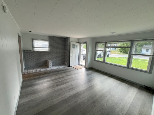 Building Photo - NEWLY REMODELED 3 BEDROOM HOME NEAR CIVIC ...