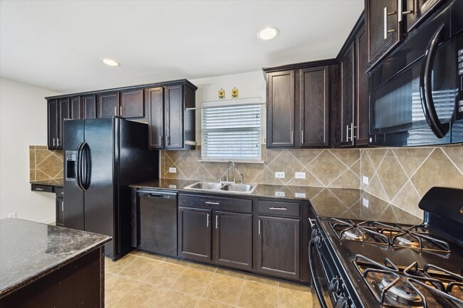 Building Photo - 2124 Nestlewood Dr