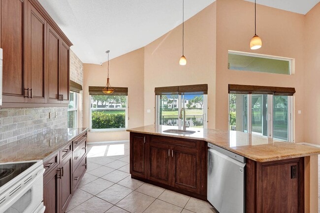 Building Photo - Amazing 4 Bedroom, 3 Bath home plus large 21'x11' loft located in Parkland Isles!