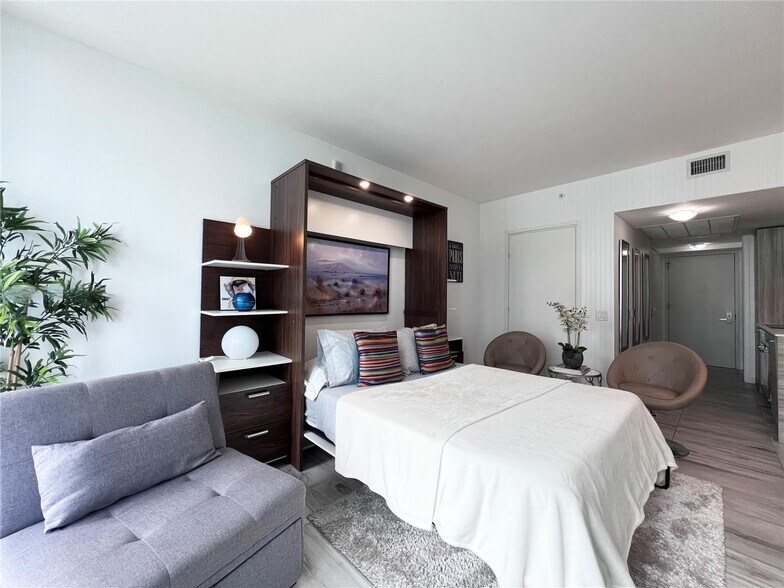 Building Photo - 1300 Brickell Bay Dr