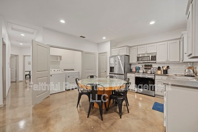 Building Photo - 10071 Shadow Wood Cir