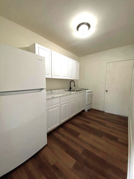 Building Photo - 614 1st St S