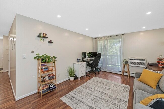 Building Photo - 144 Kenrick St