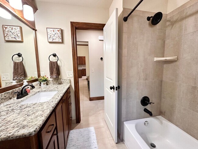 Building Photo - 3 bed, 2 bath home in Moore - Move in Deposit-Free! (If Qualified)