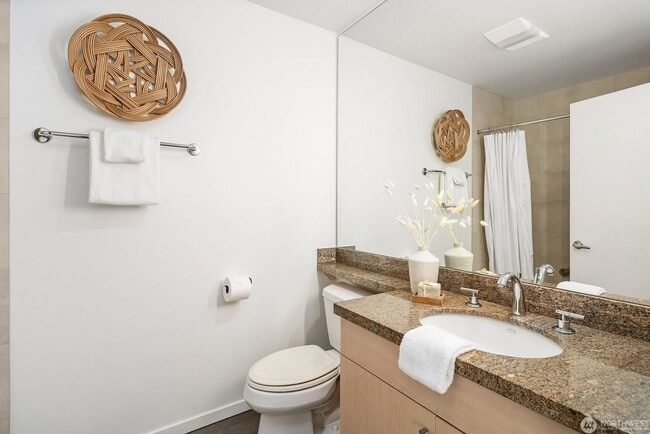 Building Photo - 2Bd/1.75Ba Bellevue Condo