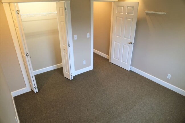 Building Photo - 4 bed/2 bath 1000 feet From Monroe
