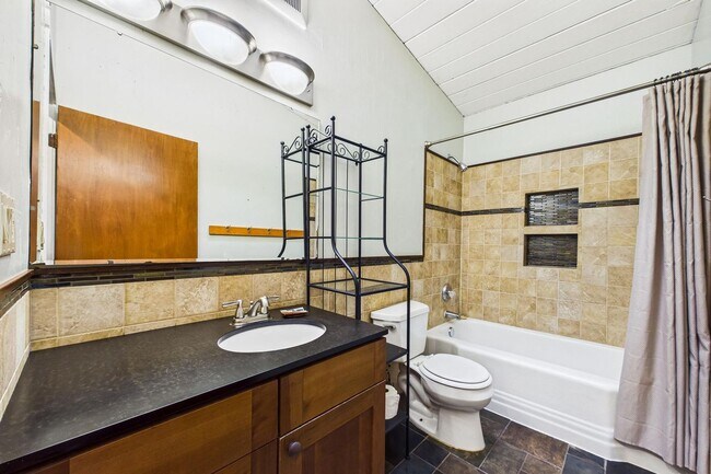 Building Photo - 2910 Greenbriar Ln