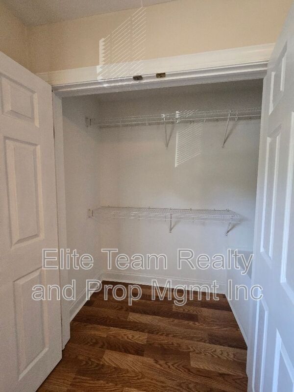 Building Photo - 1207 Green Oaks Ln