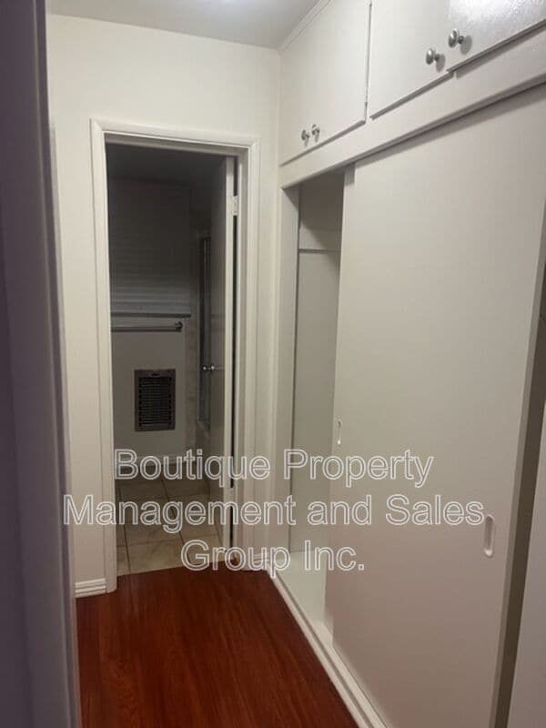 Building Photo - 930 E 1st St