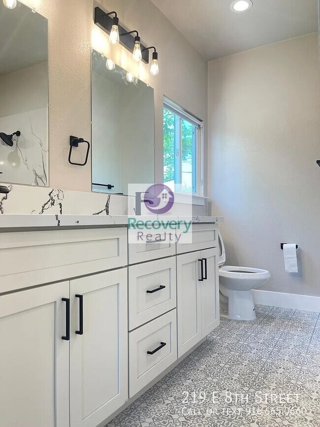 Building Photo - 219 E 8th St