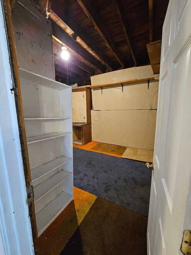 Building Photo - Spacious 3 Bedroom, 1 Bath Apartment