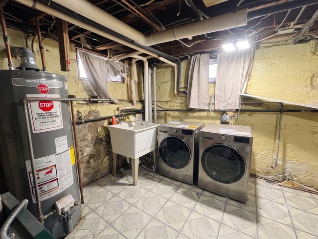 Building Photo - 4-Bedroom, 1-Bathroom Residence w/ Washer and Dryer